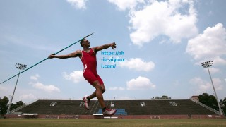 爱游戏体育：绿茵争议瞬间！刘洋侧面飞铲杨明洋引热议，主裁黄牌判罚成焦点